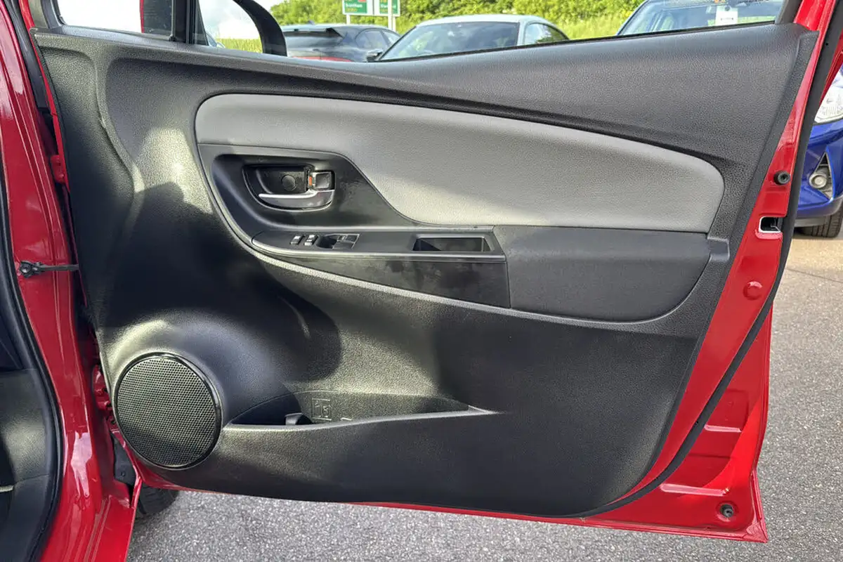 2018-toyota-yaris-15-vvt-i-icon-navi-hybrid-big-22