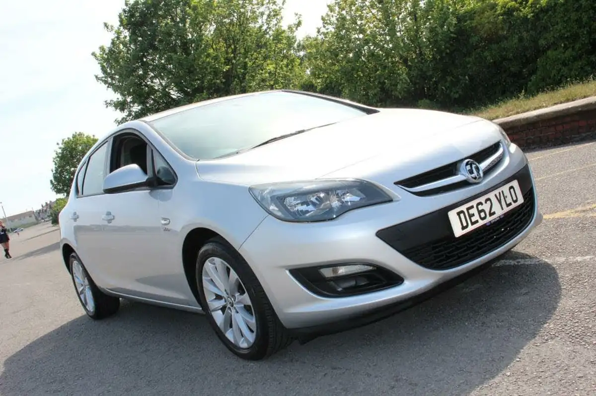 2012-vauxhall-astra-16-active-16v-vvt-big-0