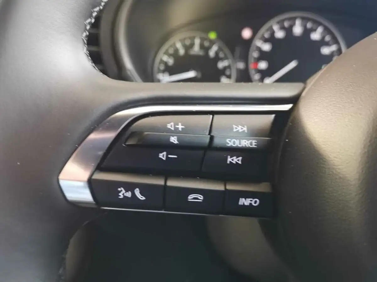 2025-mazda-mazda3-20-e-skyactiv-x-exclusive-line-hatchback-5d-big-27
