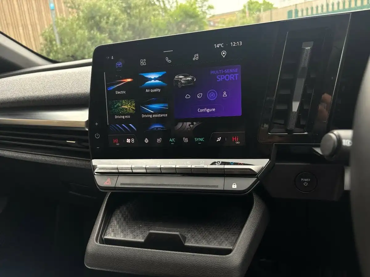 2024-renault-megane-e-tech-e-techno-big-28