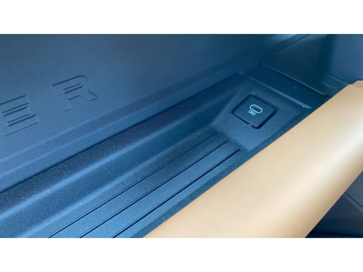 2023-land-rover-90-defender-50-p525-v8-big-44