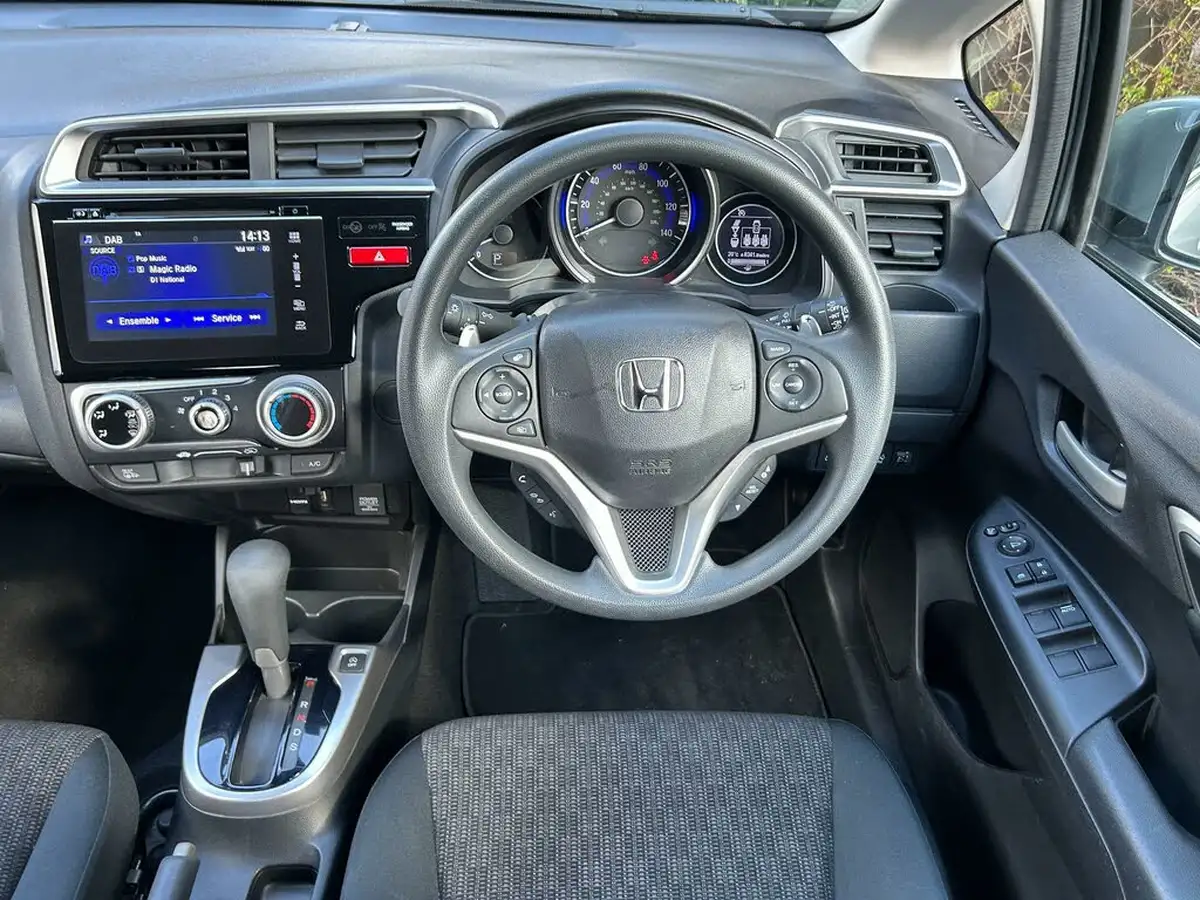 2016-honda-jazz-13-i-vtec-se-cvt-big-10