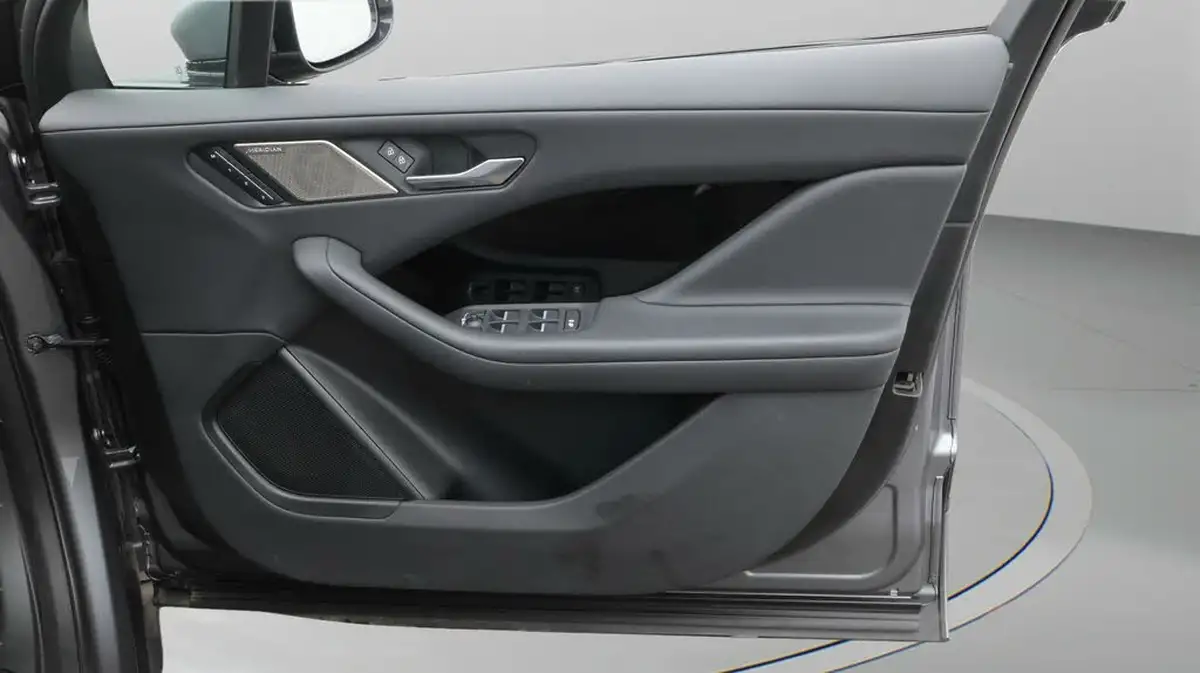 2021-jaguar-i-pace-ev400-se-big-15