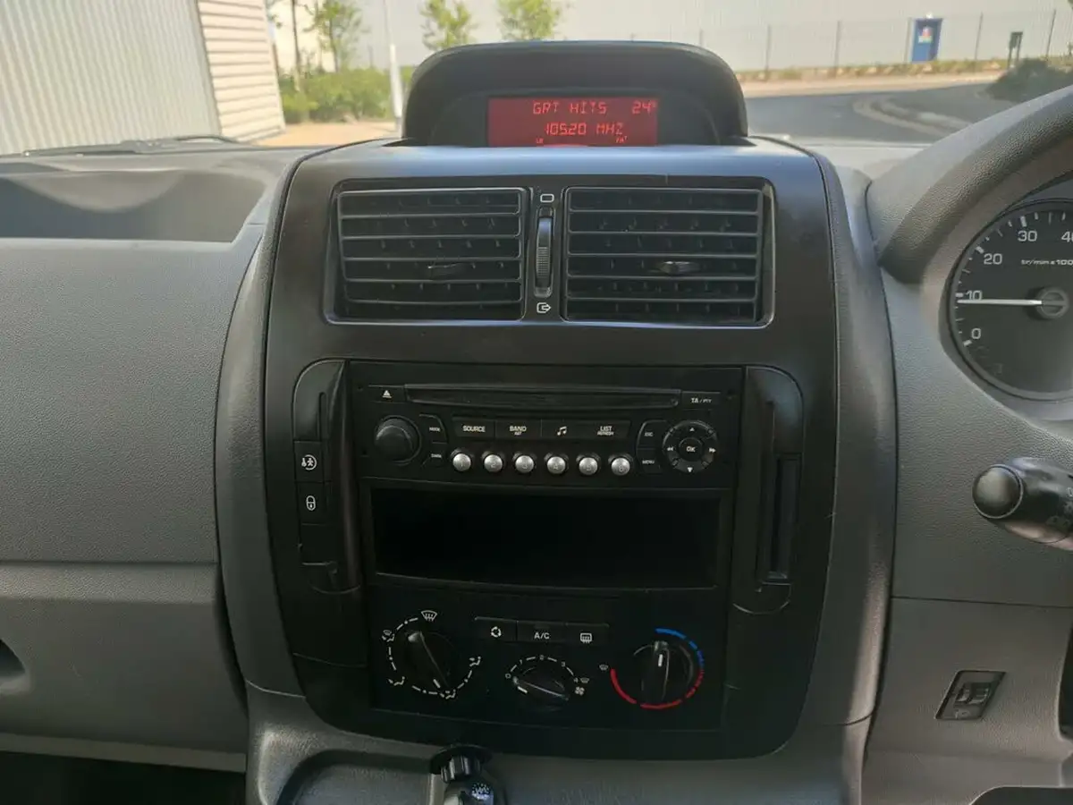 2011-peugeot-expert-tepee-16td-tepee-comfort-l2-big-22