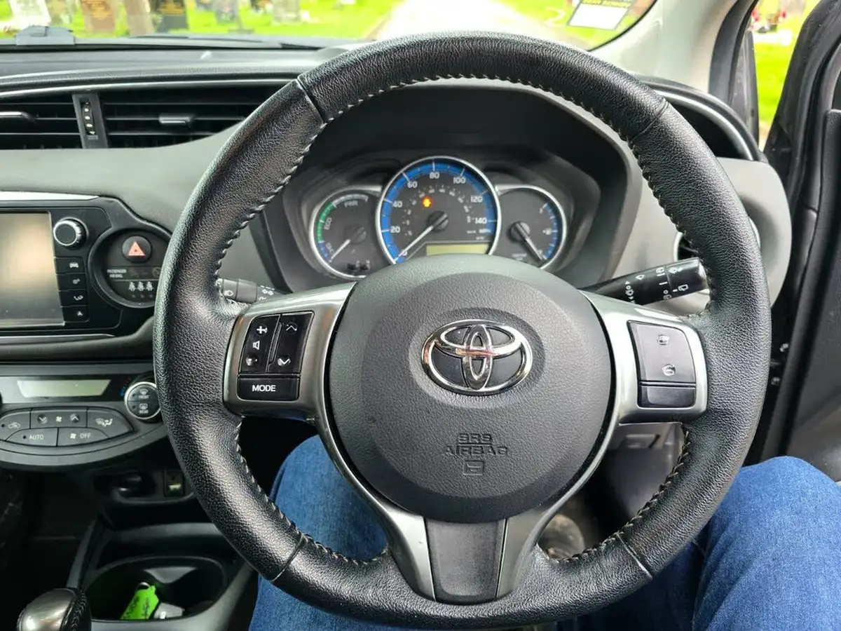 2015-toyota-yaris-15-vvt-i-icon-hybrid-big-49