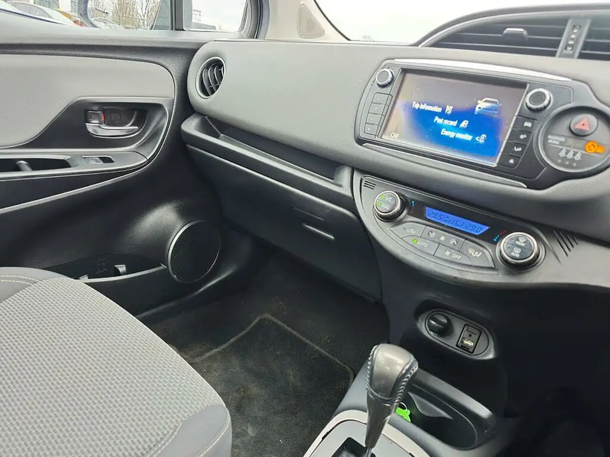 2015-toyota-yaris-15-vvt-i-icon-hybrid-big-25