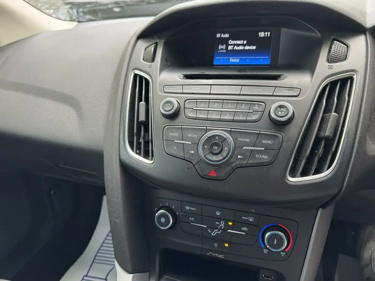 2015-ford-focus-10-zetec-t-125ps-hatchback-big-30