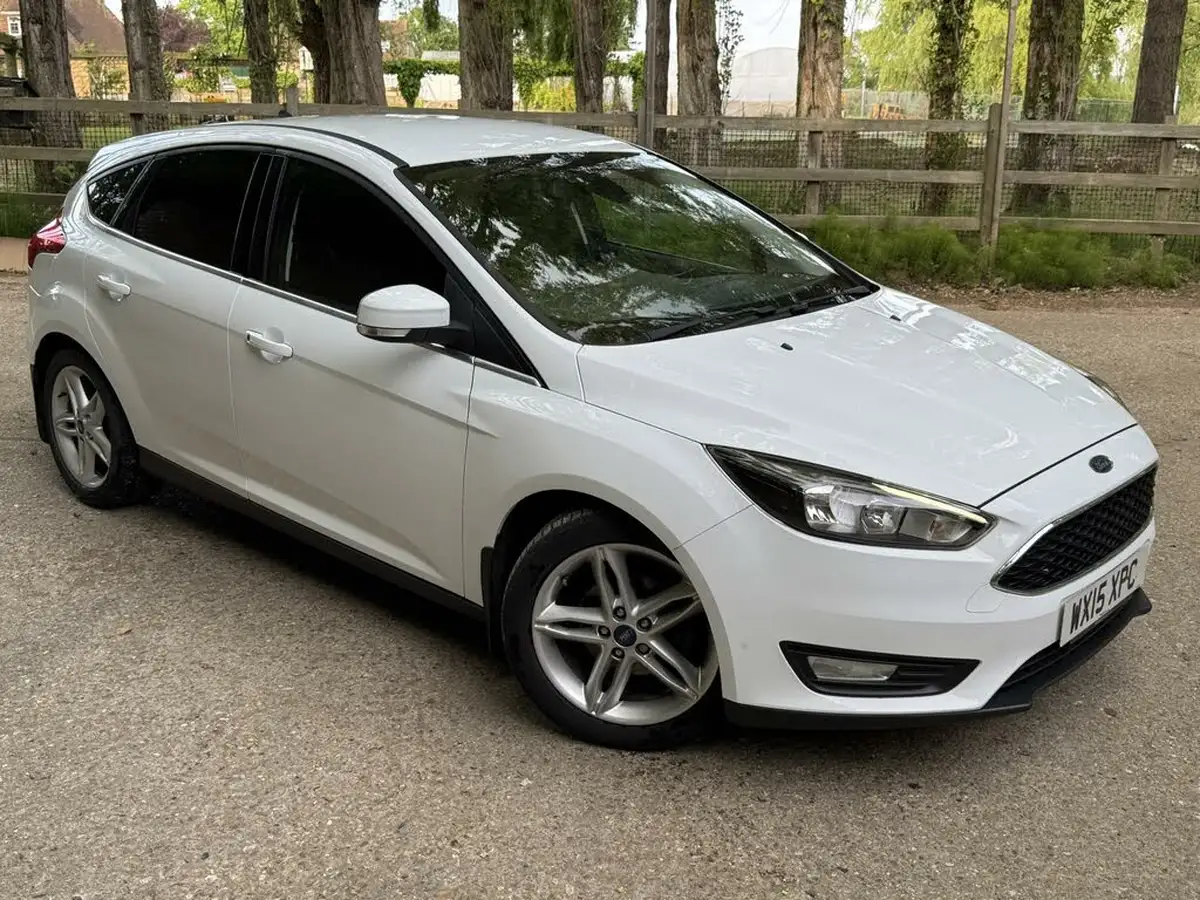2015-ford-focus-10-zetec-t-125ps-hatchback-big-2