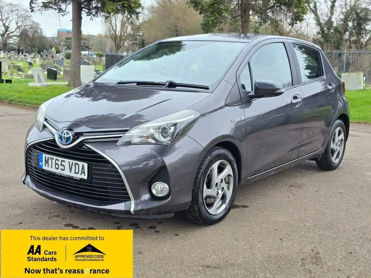 2015-toyota-yaris-15-vvt-i-icon-hybrid-big-1