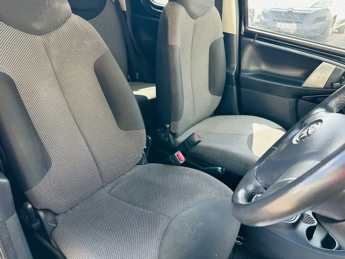 2012-toyota-aygo-10-aygo-fire-5d-big-30