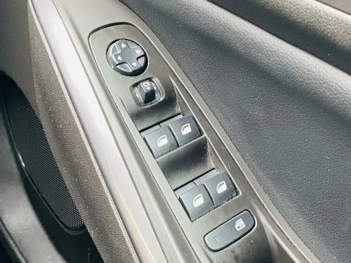 2019-vauxhall-grandland-x-15td-tech-line-nav-big-22