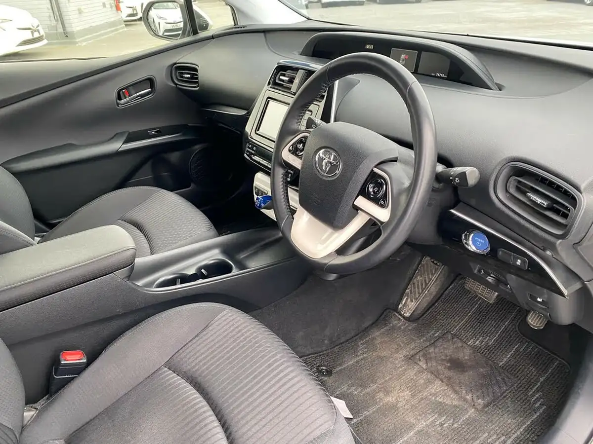 2017-toyota-prius-big-14