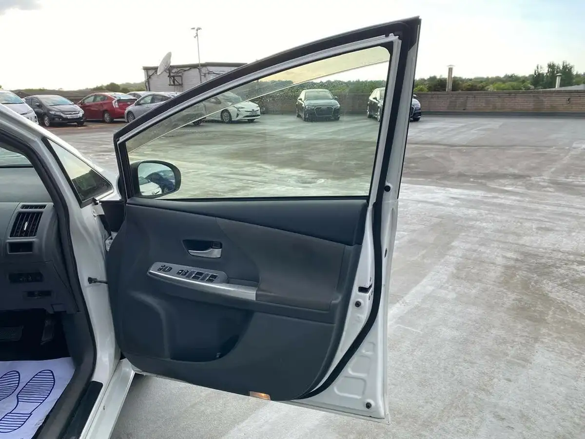 2015-toyota-prius-big-29