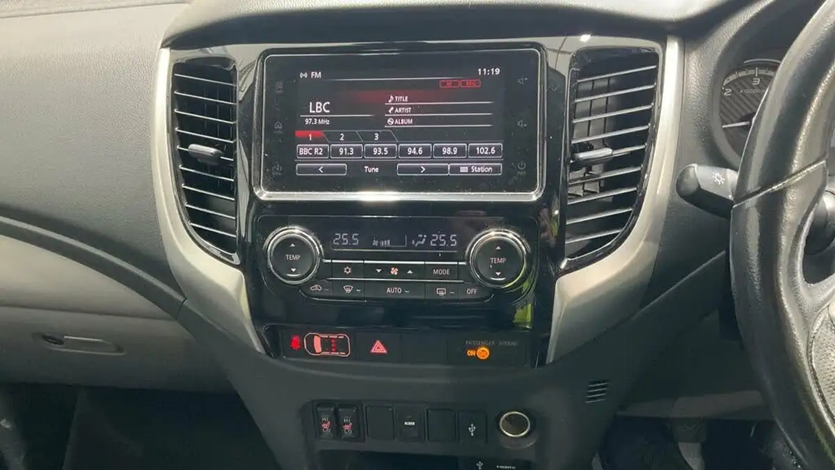 2018-mitsubishi-l200-24di-d-warrior-eu6-big-8