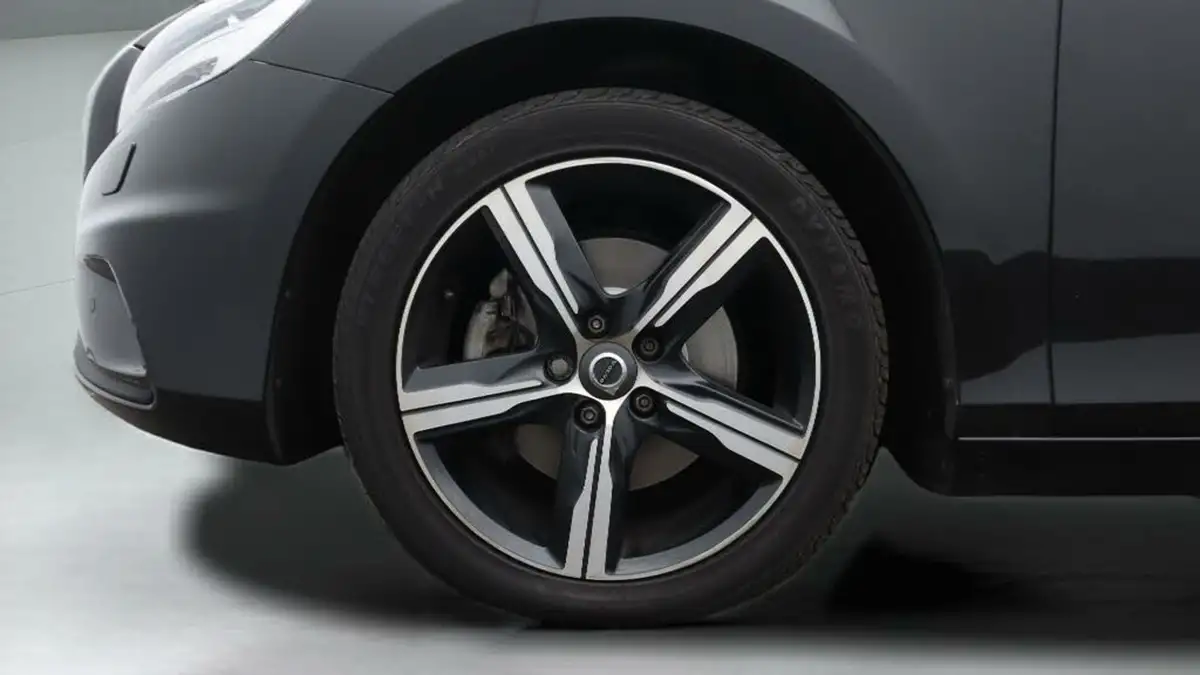 2019-volvo-v40-20-t2-r-design-edition-big-18