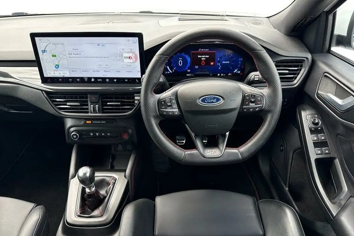 2022-ford-focus-23t-st-hatchback-big-10