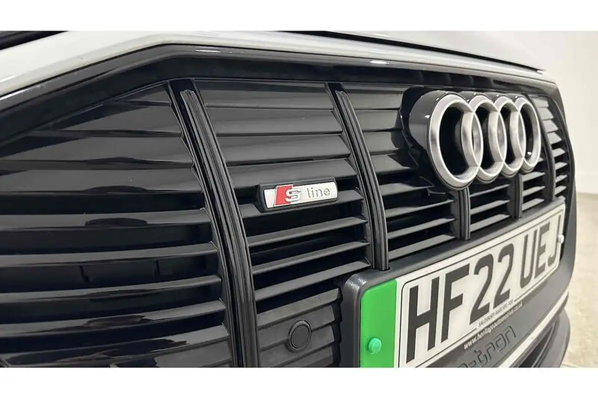 2022-audi-e-tron-50e-black-edition-station-wagon-big-19