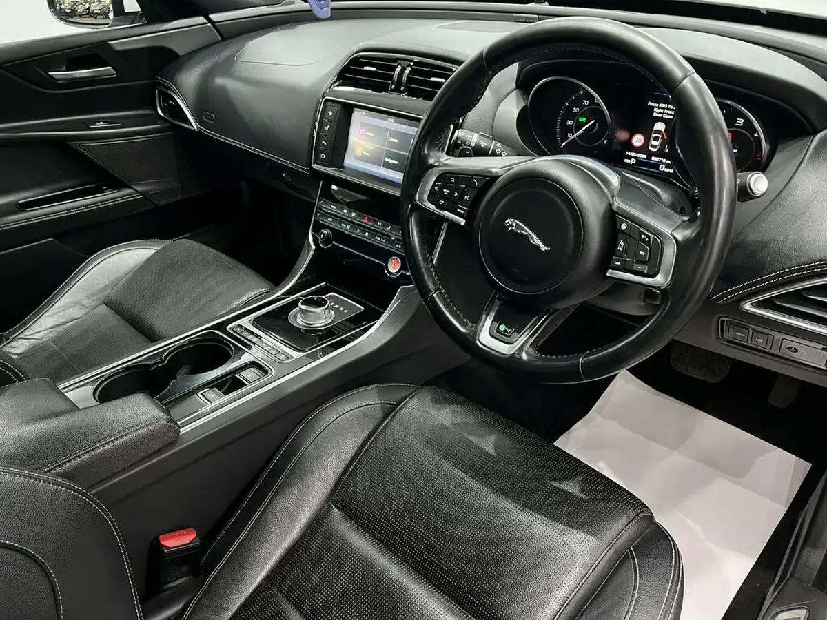 2015-jaguar-xe-20td-r-sport-180ps-auto-big-20