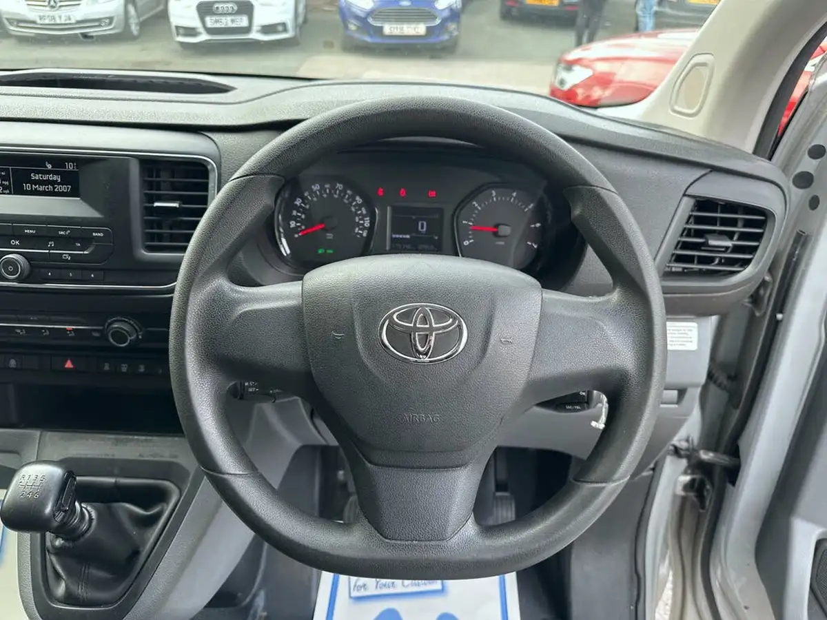 2017-toyota-proace-verso-16d-shuttle-big-25