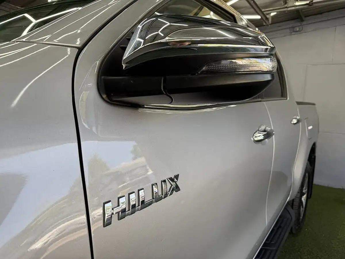 2018-toyota-hi-lux-24d-invincible-ss-auto-big-2