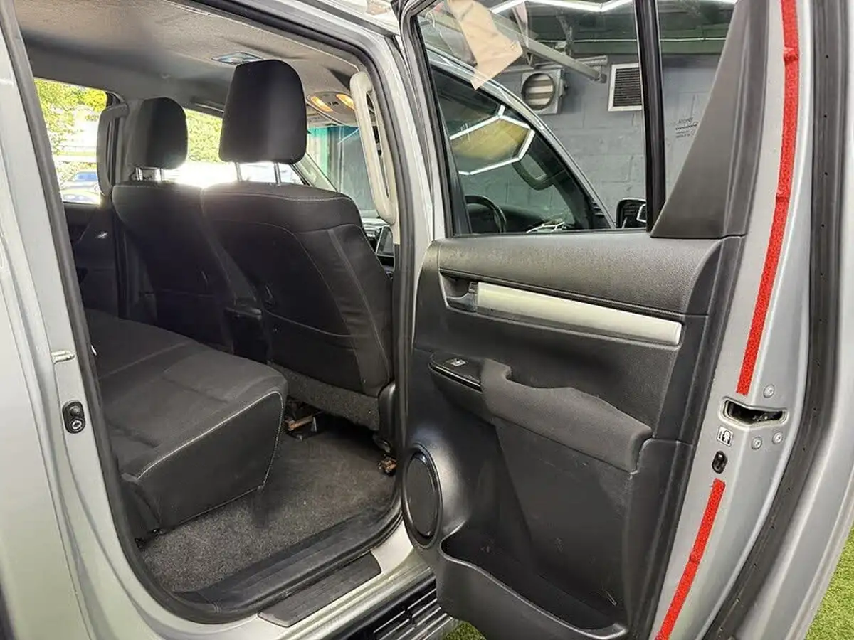 2018-toyota-hi-lux-24d-invincible-ss-auto-big-30