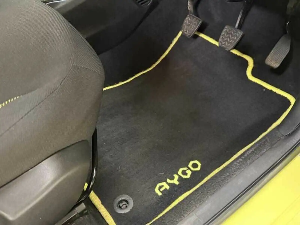 2017-toyota-aygo-10-vvt-i-x-cite-3-bi-tone-yellow-5d-big-11