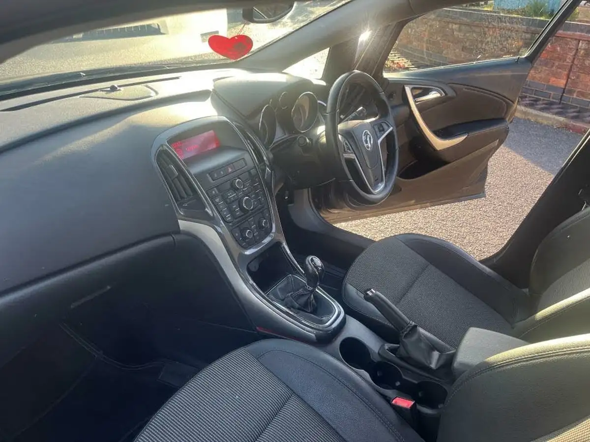 2013-vauxhall-astra-16-se-hatchback-big-15