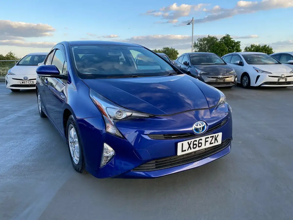 2016-toyota-prius-big-0