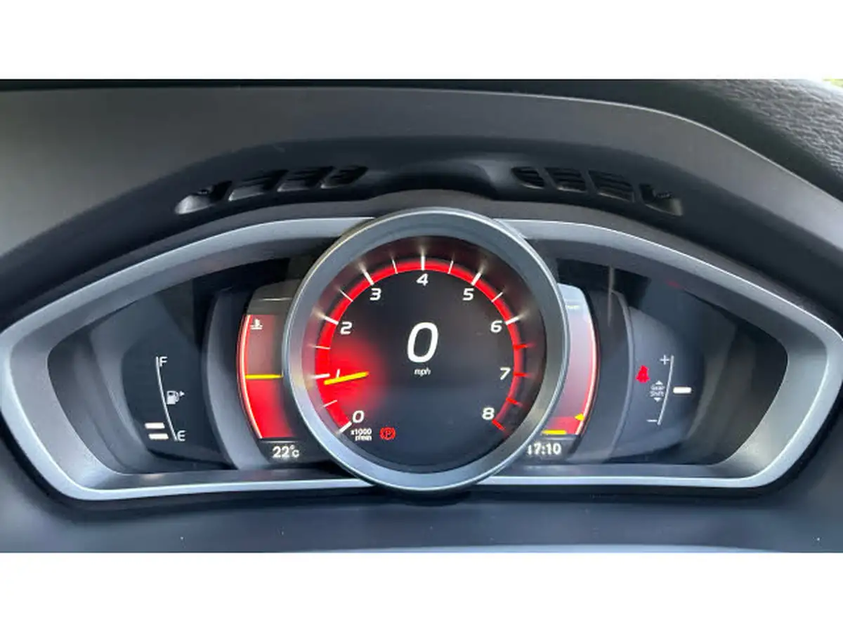 2016-volvo-v40-20-t3-cross-country-pro-big-10