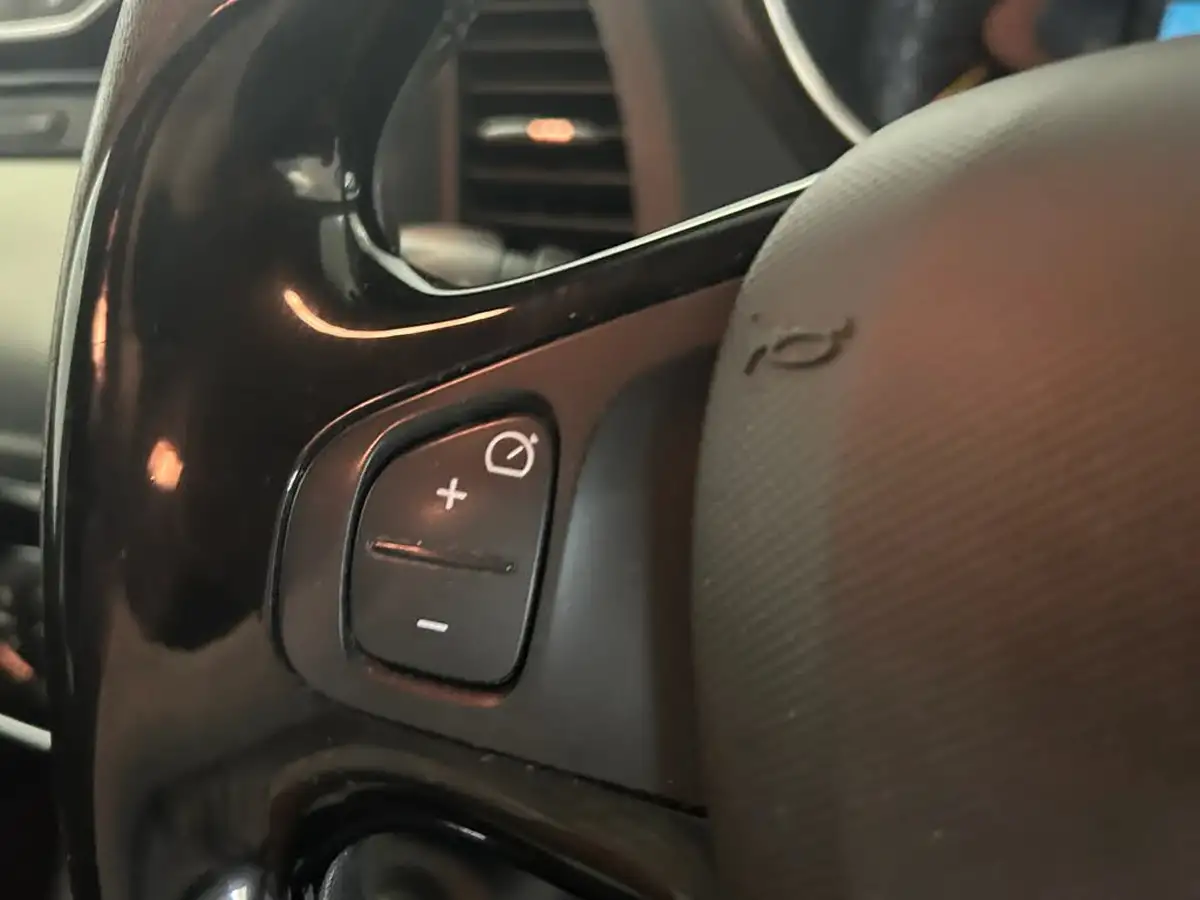 2016-renault-captur-09-dynamique-s-nav-big-28