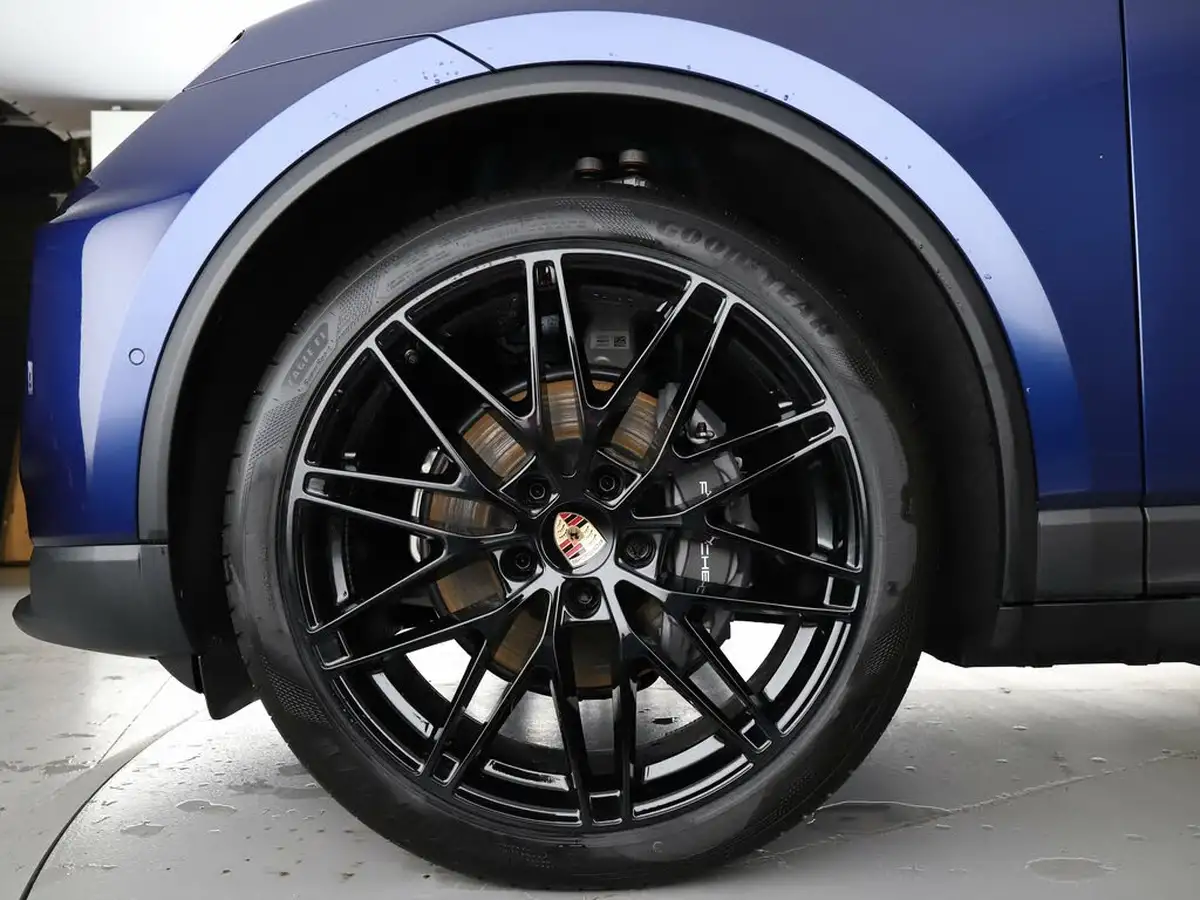 2025-porsche-macan-e-4-electric-big-3
