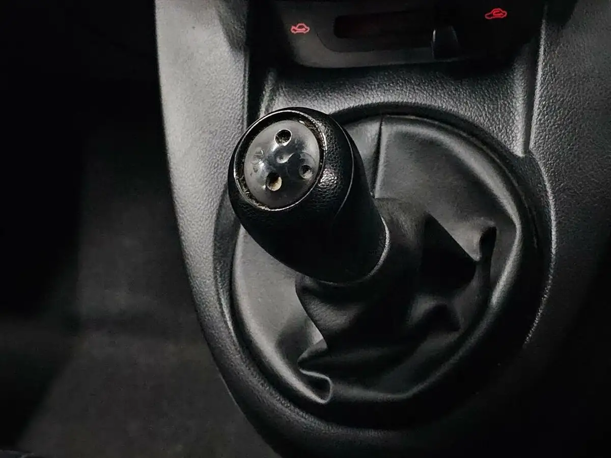 2013-mazda-mazda2-13-ts-air-con-big-71