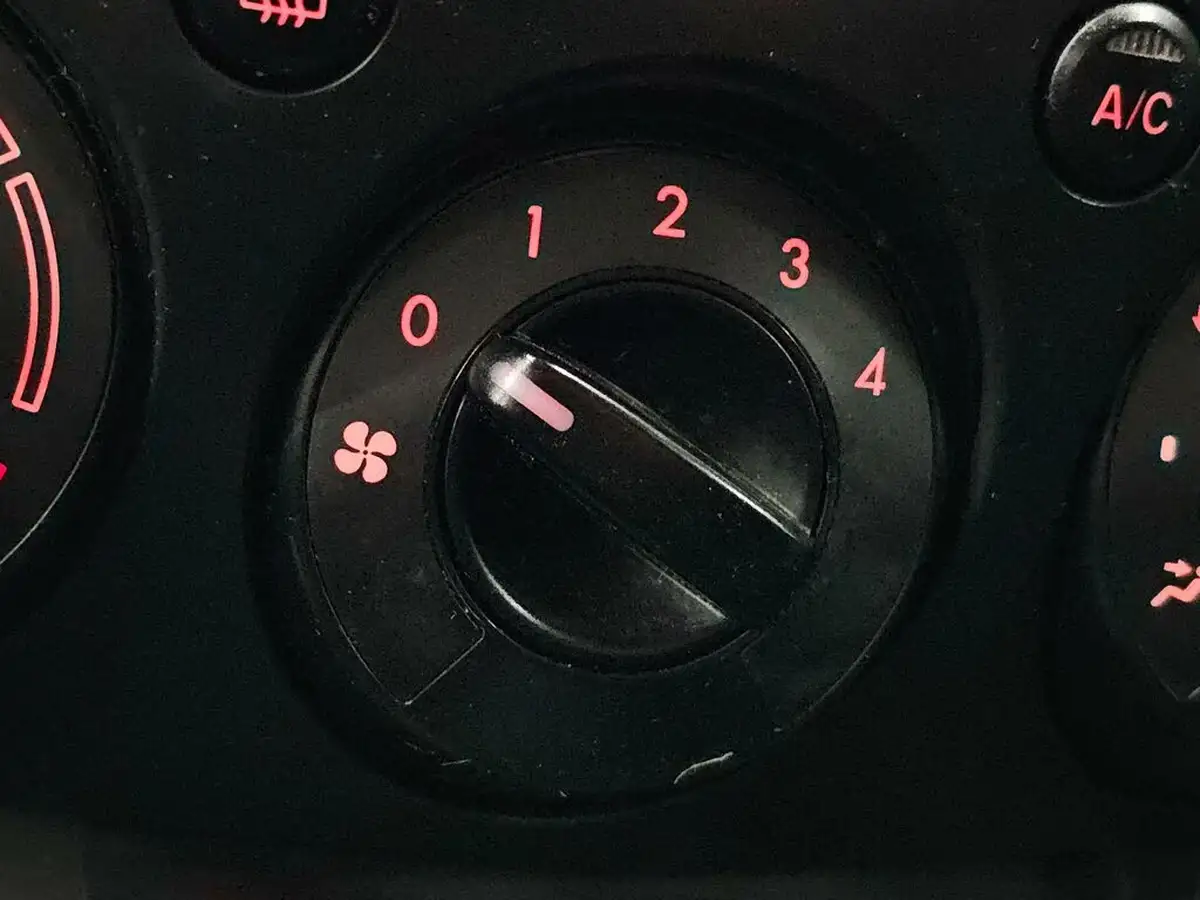 2013-mazda-mazda2-13-ts-air-con-big-47