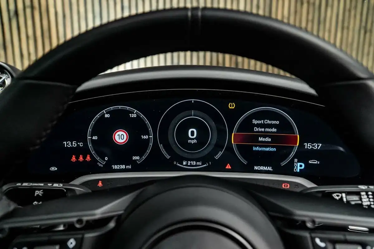 2022-porsche-taycan-e-turbo-s-big-34