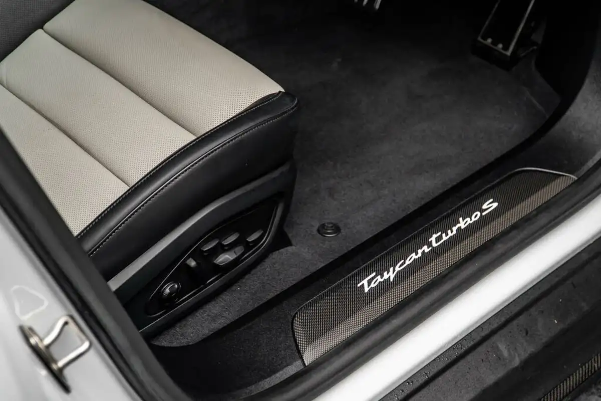 2022-porsche-taycan-e-turbo-s-big-38
