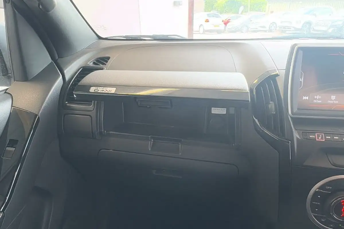 2020-isuzu-d-max-19td-blade-big-38