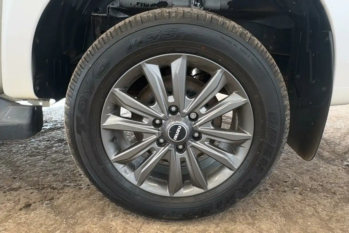 2020-isuzu-d-max-19td-blade-big-14