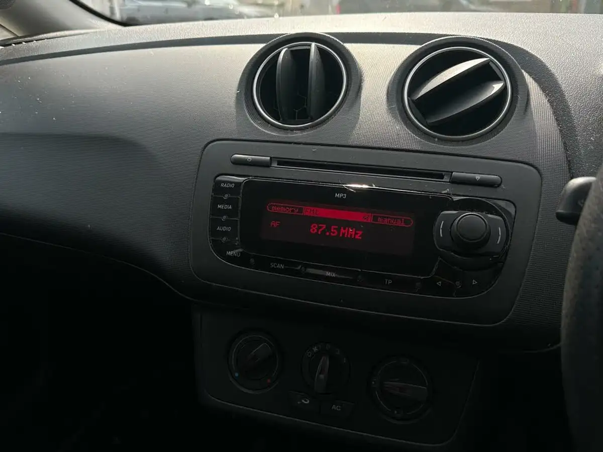 2009-seat-ibiza-14-sport-5d-big-33