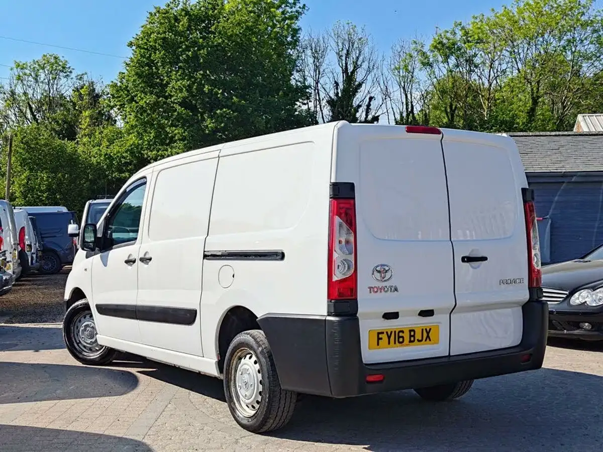 2016-toyota-proace-20td-1200-l2h1-128bhp-panel-big-3