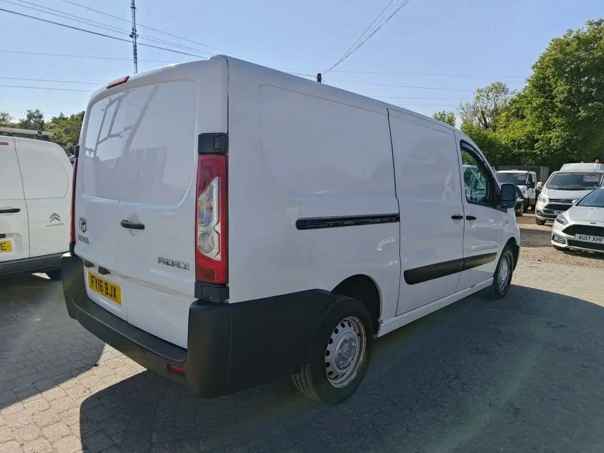 2016-toyota-proace-20td-1200-l2h1-128bhp-panel-big-27