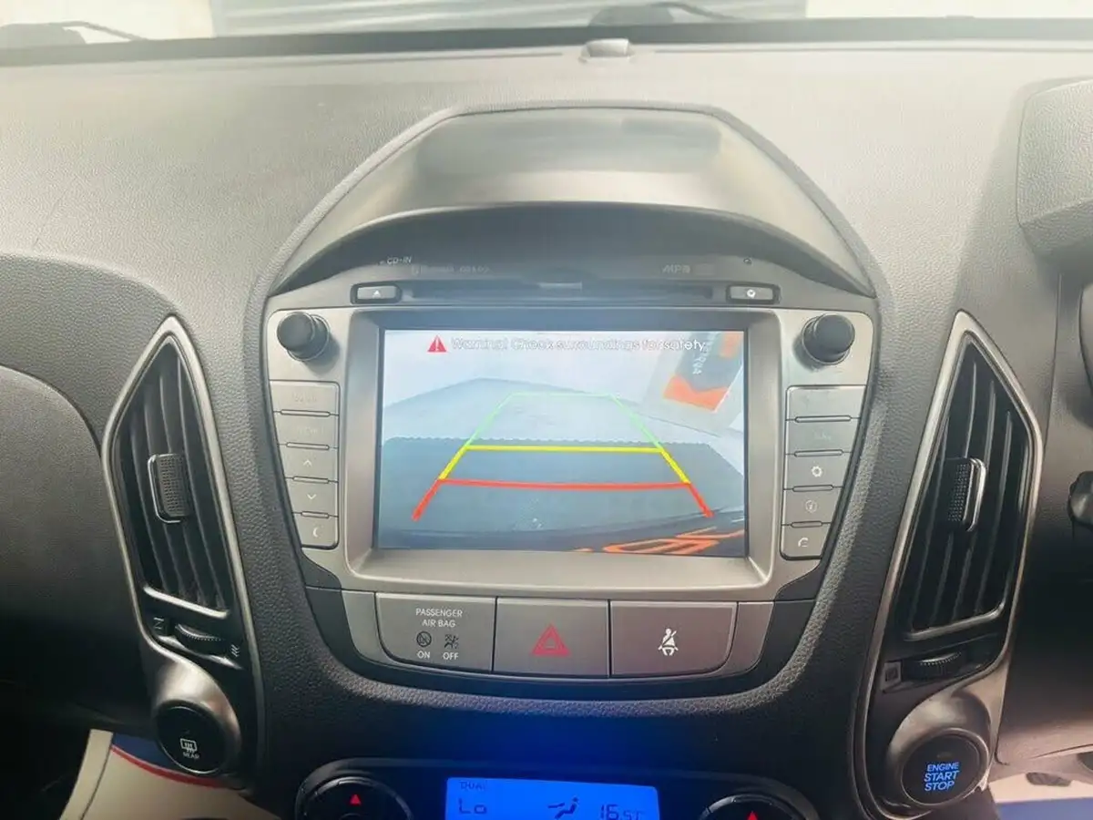 2014-hyundai-ix35-17td-premium-115ps-panorama-big-15