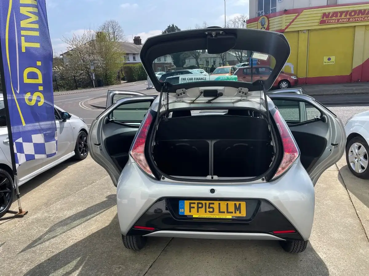 2015-toyota-aygo-10-vvt-i-x-play-5d-big-7