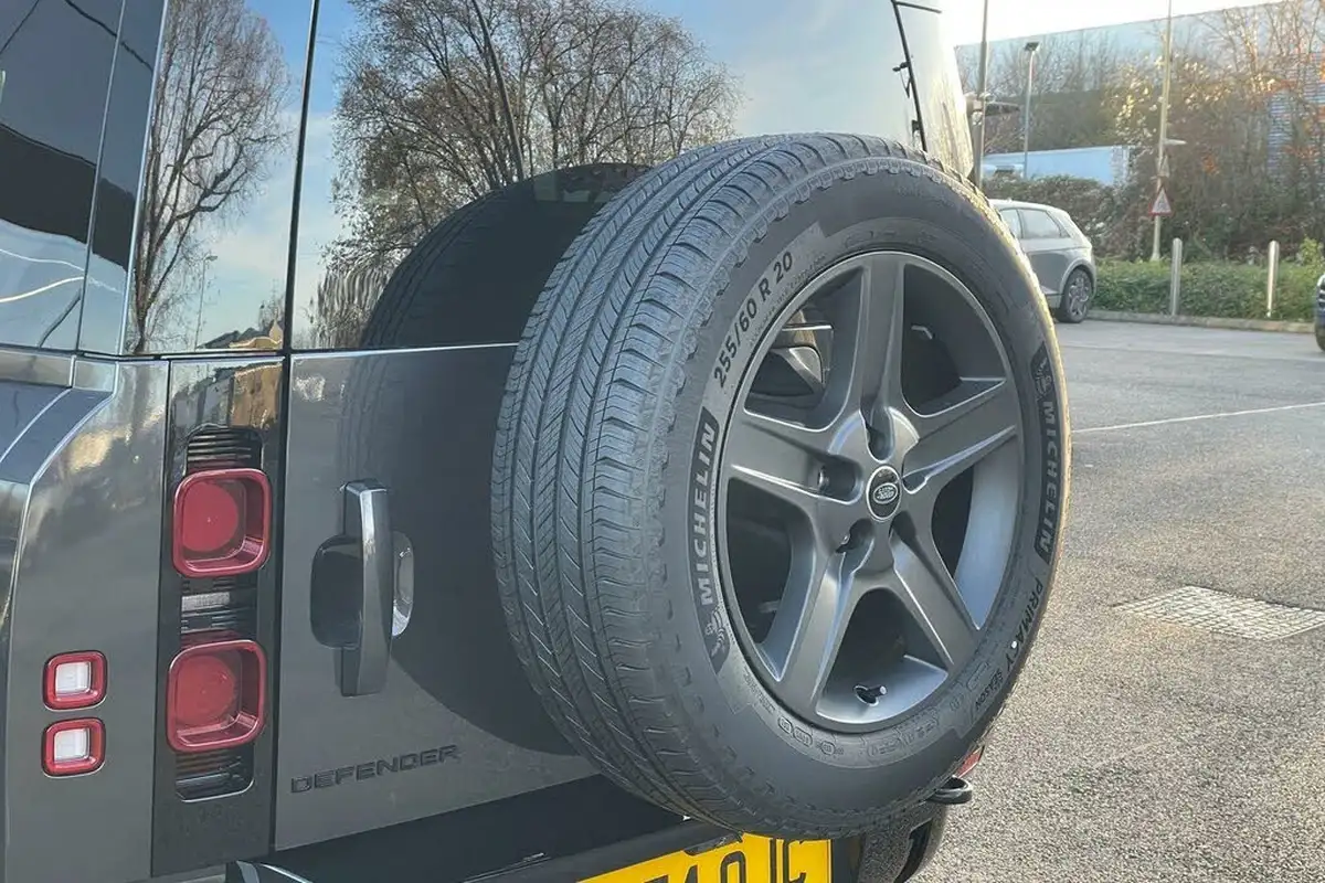 2024-land-rover-90-defender-30-d350-x-dynamic-se-big-44