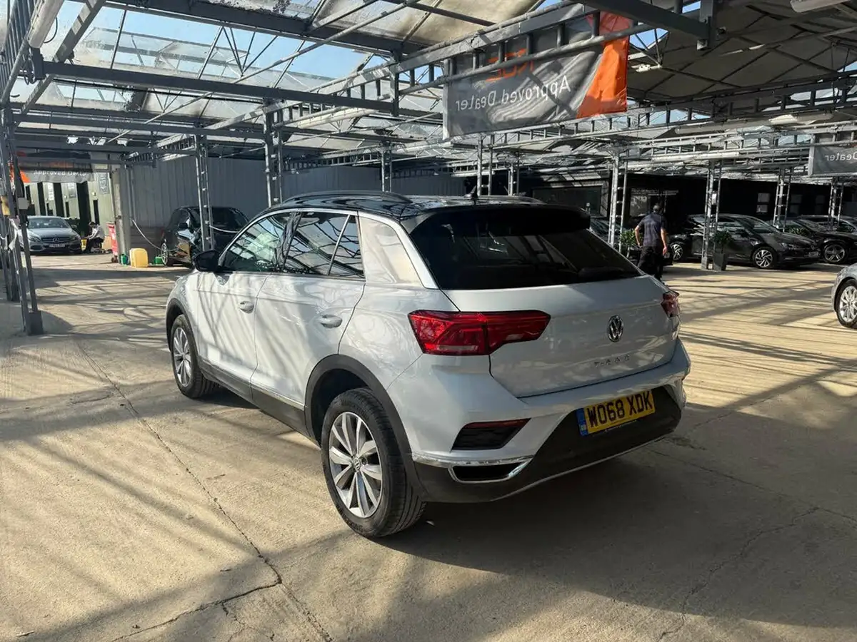 2019-volkswagen-t-roc-15-tsi-design-big-9