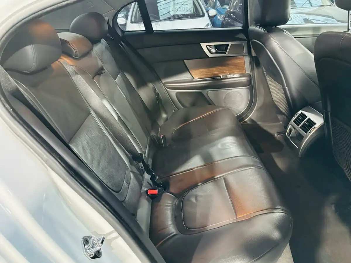 2014-jaguar-xf-30td-luxury-saloon-4d-big-23