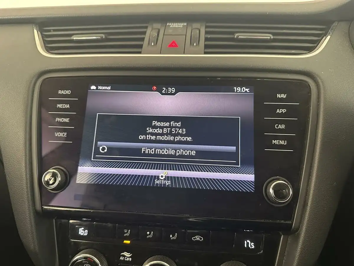 2019-skoda-octavia-16tdi-se-technology-estate-big-42