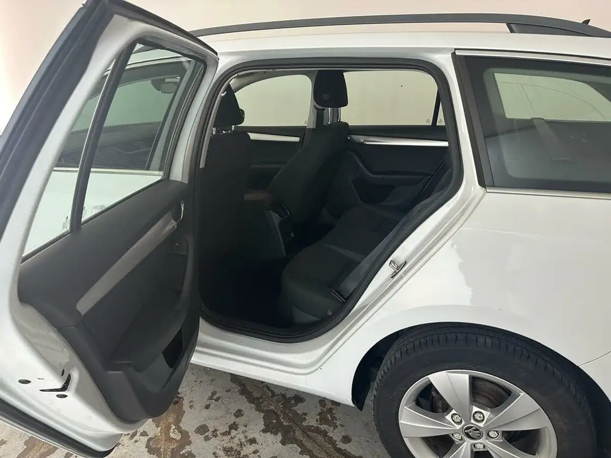2019-skoda-octavia-16tdi-se-technology-estate-big-14