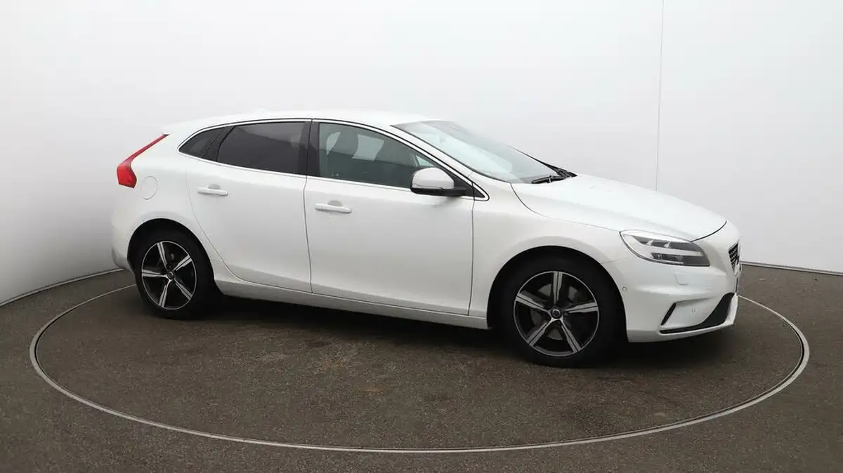 2018-volvo-v40-15-t2-r-design-nav-plus-big-46
