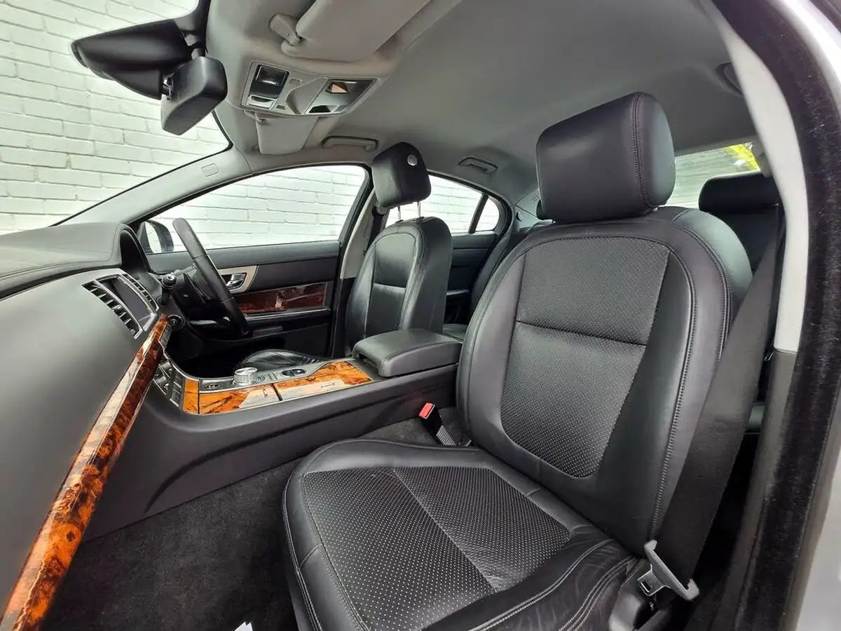 2010-jaguar-xf-30-premium-luxury-big-43