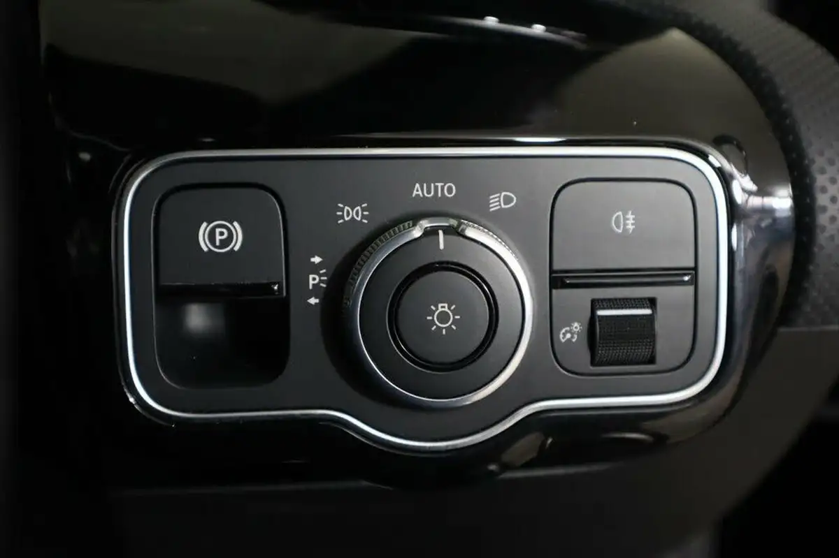 2020-mercedes-benz-a-class-13-a250e-amg-line-hatchback-5d-big-21